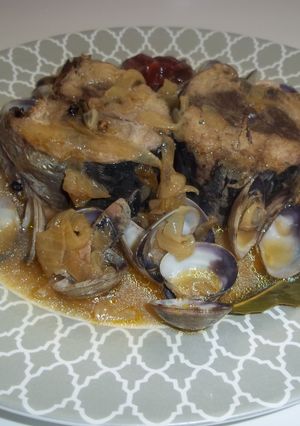 Una foto de Melva encebollada con almejas