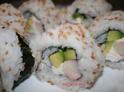 Una foto de sushi de cangrejo