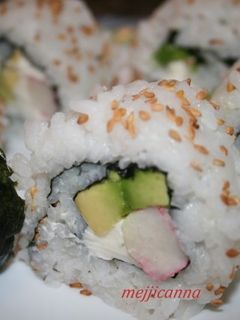 Una foto de Sushi "California roll"
