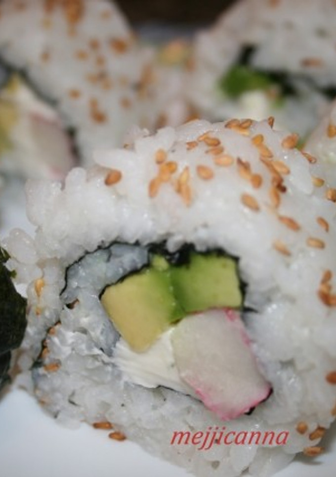 Una foto de Sushi "California roll"
