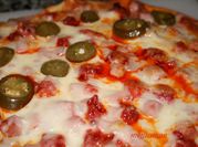 Una foto de pizza con bacon