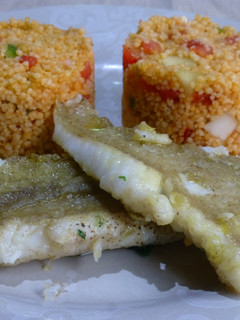 Una foto de Gallo con ensalada tabulé