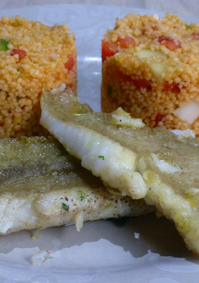 Una foto de Gallo con ensalada tabulé