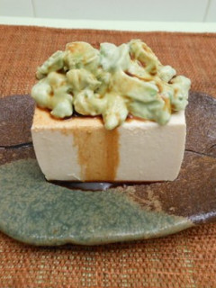 Una foto de Tofu frio con aguacate
