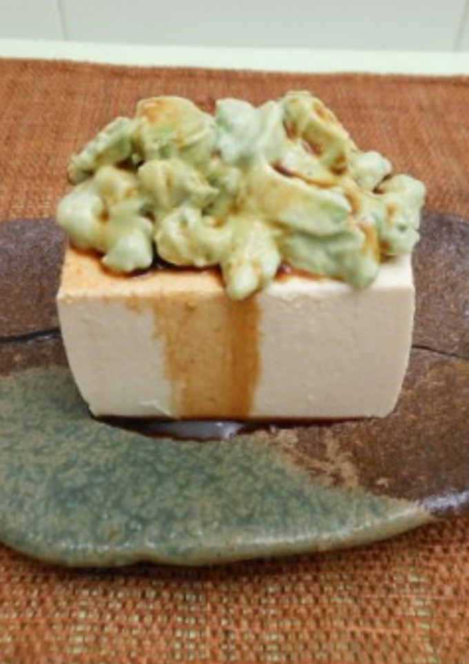 Una foto de Tofu frio con aguacate