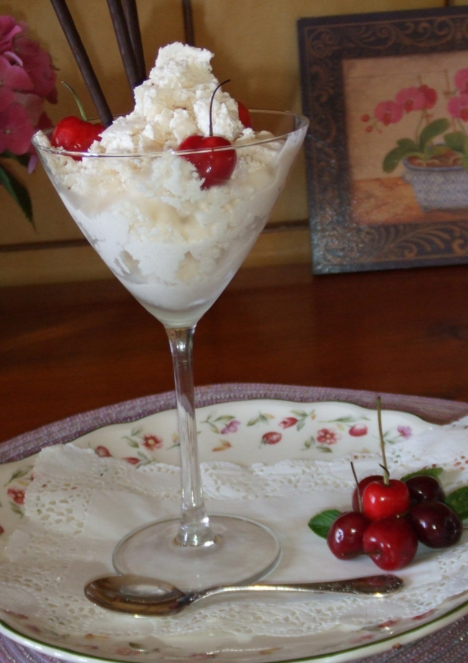 Una foto de Helado fácil de yogur griego y canela