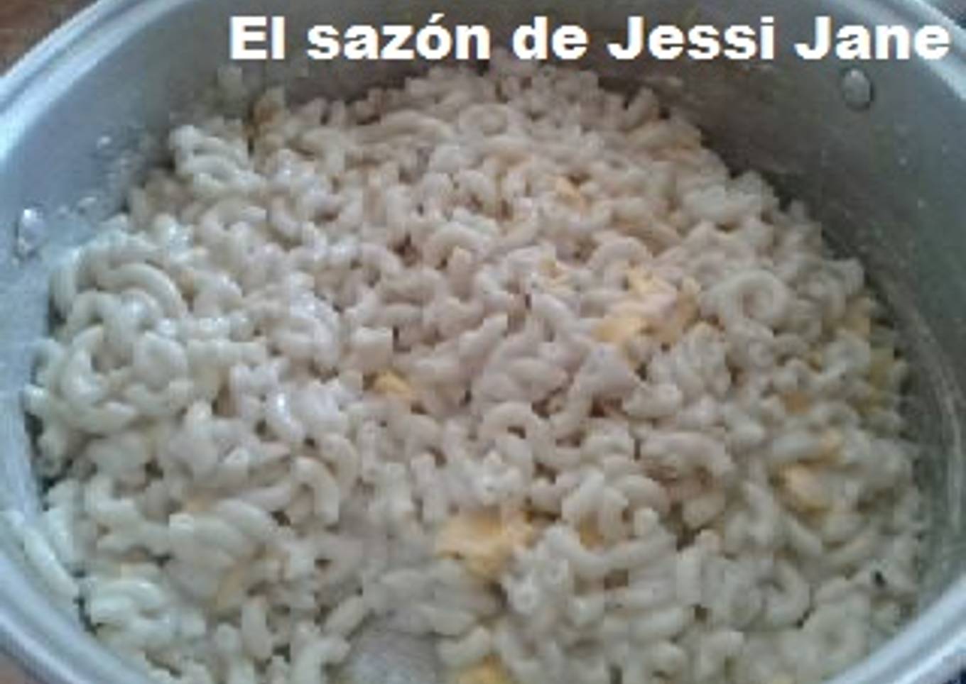 Sopa fría de coditos con queso amarillo y cotija