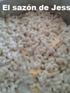 Una foto de Sopa fría de coditos con queso amarillo y cotija