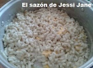 Una foto de Sopa fría de coditos con queso amarillo y cotija