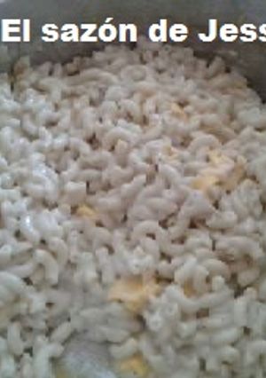 Una foto de Sopa fría de coditos con queso amarillo y cotija