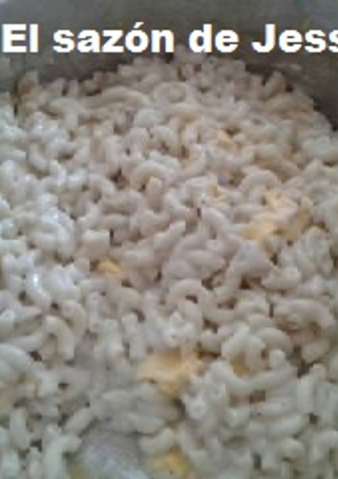 Una foto de Sopa fría de coditos con queso amarillo y cotija