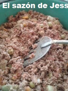 Una foto de Carne deshebrada y longaniza de soya con verduras