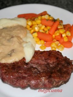 Una foto de Salisbury steak con salsa de setas