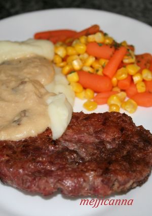 Una foto de Salisbury steak con salsa de setas