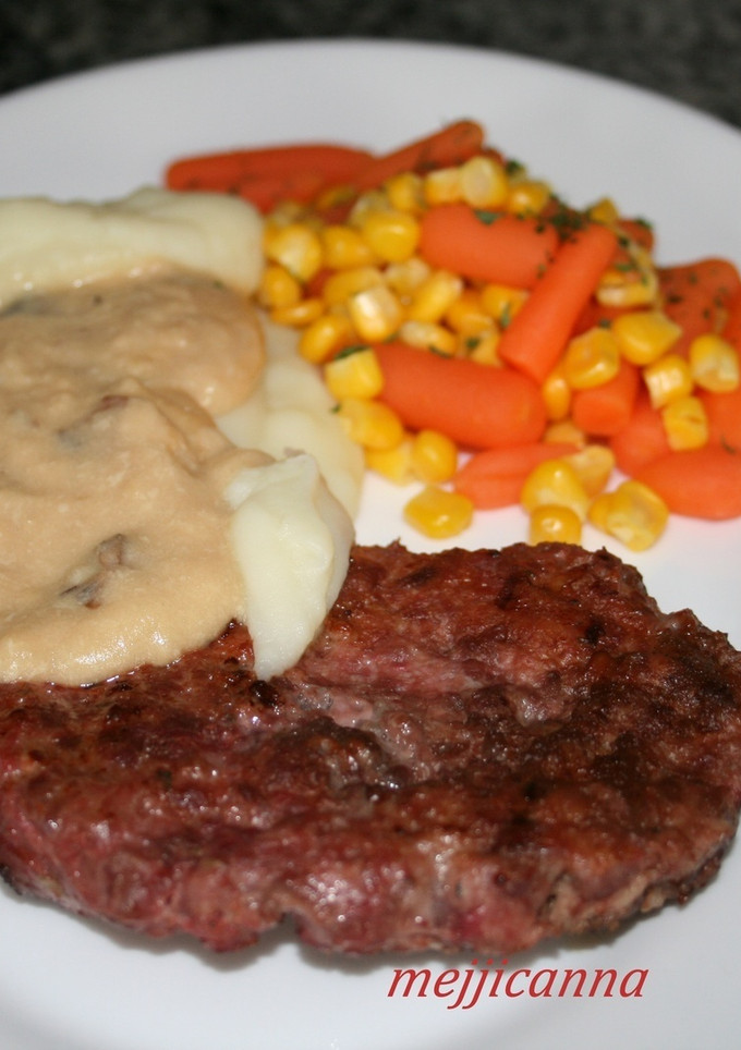 Una foto de Salisbury steak con salsa de setas