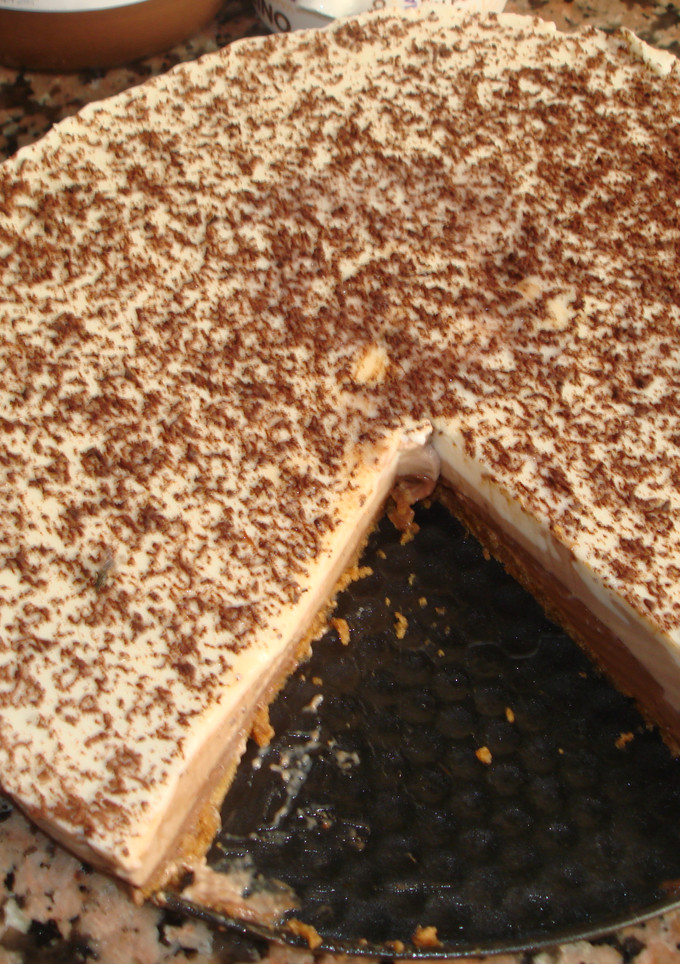 Una foto de Tarta tres chocolates casera