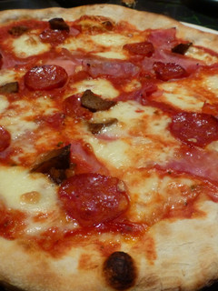 Una foto de Pizza masa casera con chorizo, jamón, queso y aceitunas