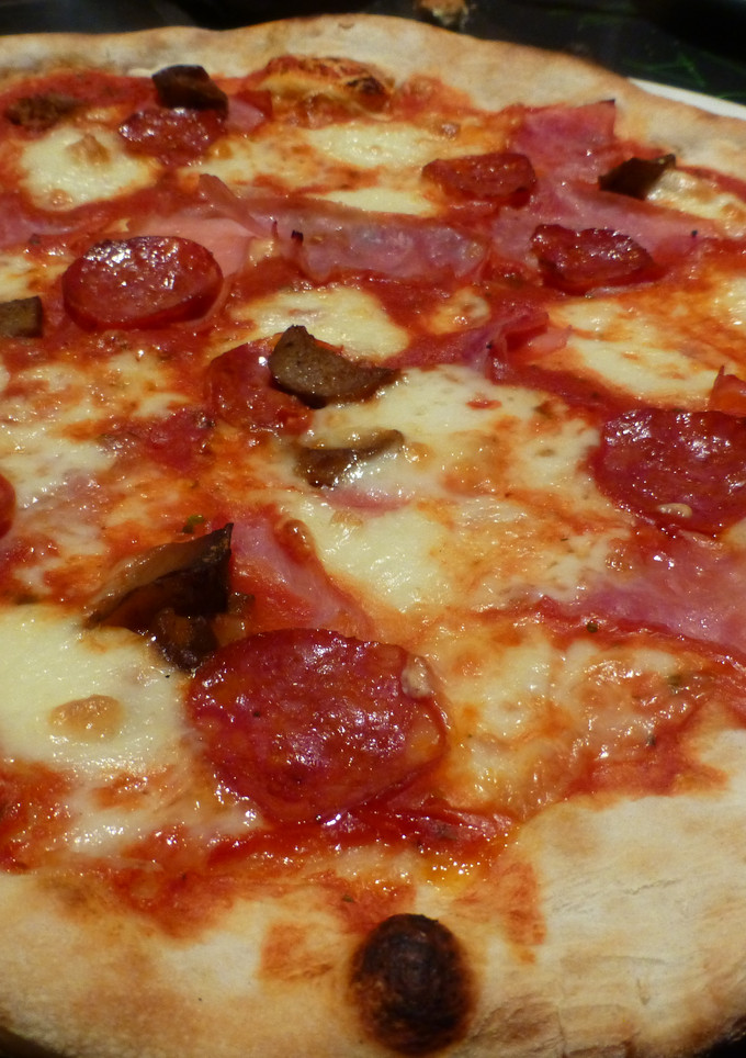 Una foto de Pizza masa casera con chorizo, jamón, queso y aceitunas