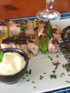 Una foto de Brochetas de atún con mayonesa suave de ajo