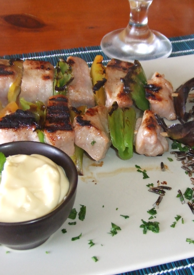Una foto de Brochetas de atún con mayonesa suave de ajo
