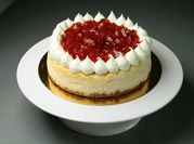 Una foto de postre de zarzamora con crema