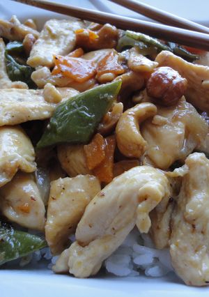 Una foto de Pollo con anacardos y toques thai