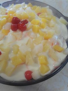 Una foto de Postre helado de cóctel de frutas