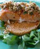 Salmón al horno con almendras sobre ensalada tabulé