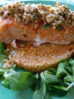 Una foto de Salmón al horno con almendras sobre ensalada tabulé