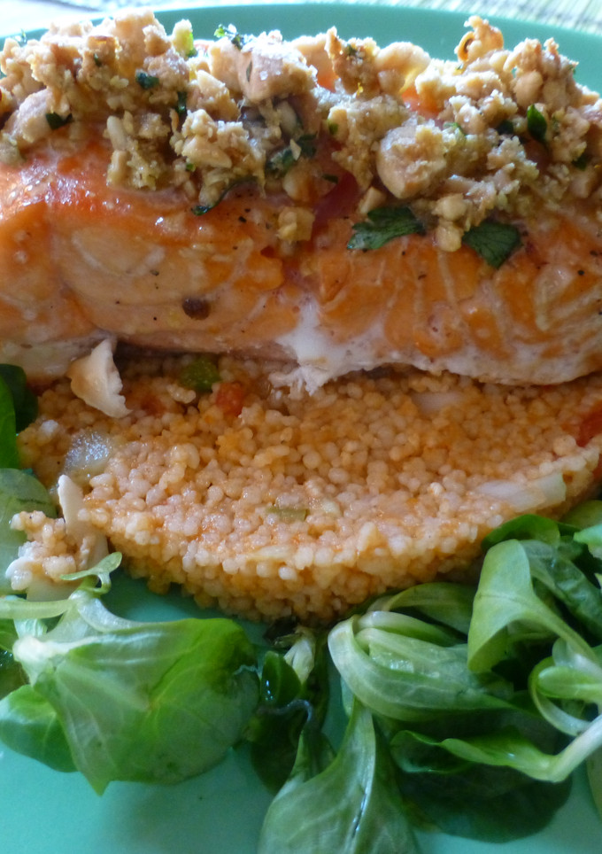 Una foto de Salmón al horno con almendras sobre ensalada tabulé