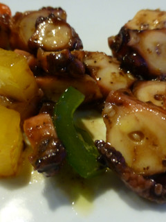 Una foto de Ensalada de pulpo con patata, pimiento verde y rojo