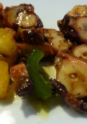 Una foto de Ensalada de pulpo con patata, pimiento verde y rojo