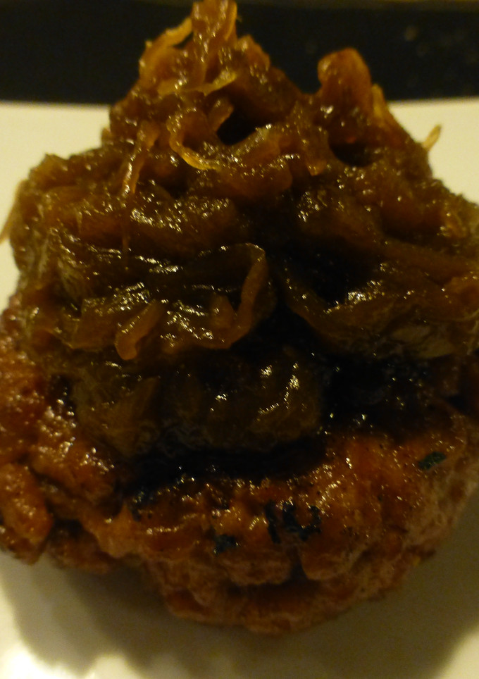 Una foto de Hamburguesa de cordero con cebolla pochada