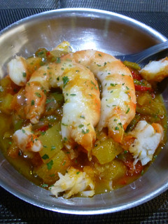 Una foto de Tapa en cazuelita de langostino con sofrito