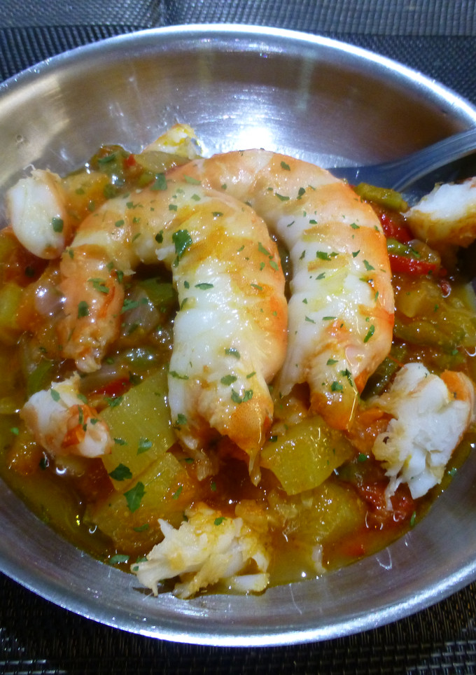 Una foto de Tapa en cazuelita de langostino con sofrito