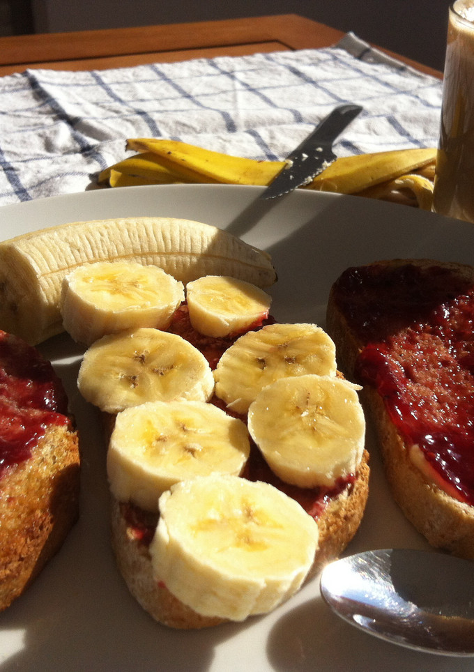 Una foto de Desayuno para empezar el día con LA ROJA