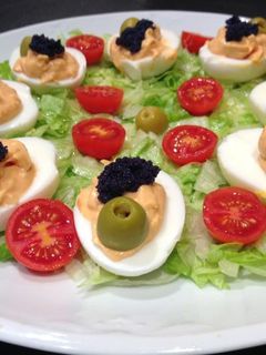 Una foto de Huevos rellenos con mayonesa y ketchup