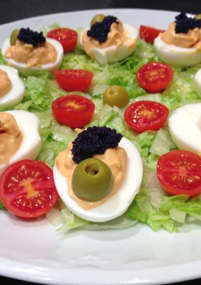 Una foto de Huevos rellenos con mayonesa y ketchup