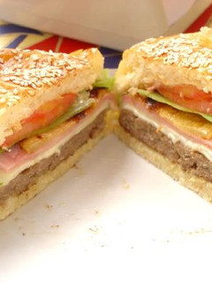Una foto de Hamburguesa con Jamón