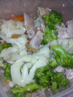 Una foto de Pollo al horno con verduras al vapor