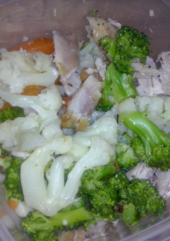 Una foto de Pollo al horno con verduras al vapor