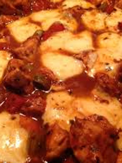 Una foto de Pollo con papa y salsa