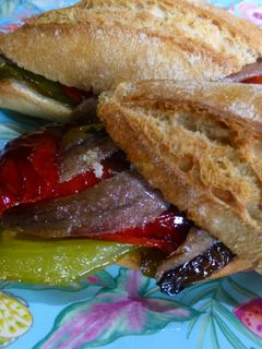 Una foto de Bocatita de chapata con pimientos y anchoas