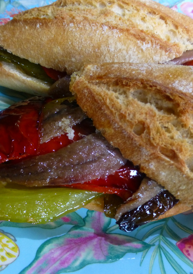 Una foto de Bocatita de chapata con pimientos y anchoas