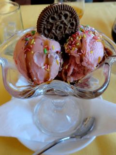 Una foto de Helado de fresa thermomix