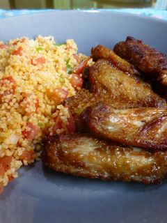 Una foto de Alitas de pollo con ensalada tabulé