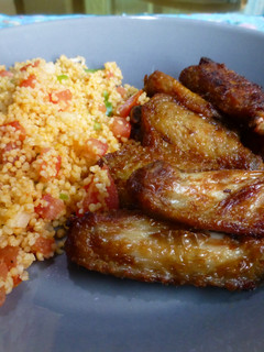 Una foto de Alitas de pollo con ensalada tabulé