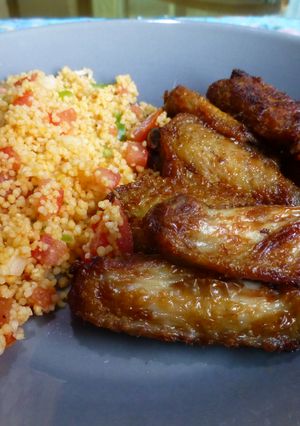 Una foto de Alitas de pollo con ensalada tabulé