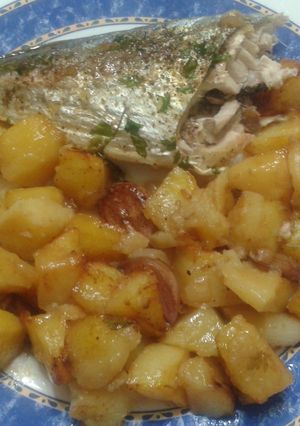 Una foto de Jurel al horno con fritada de patatas al vino