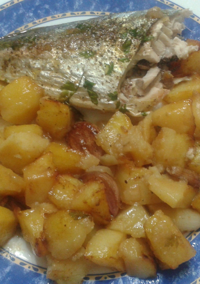 Una foto de Jurel al horno con fritada de patatas al vino